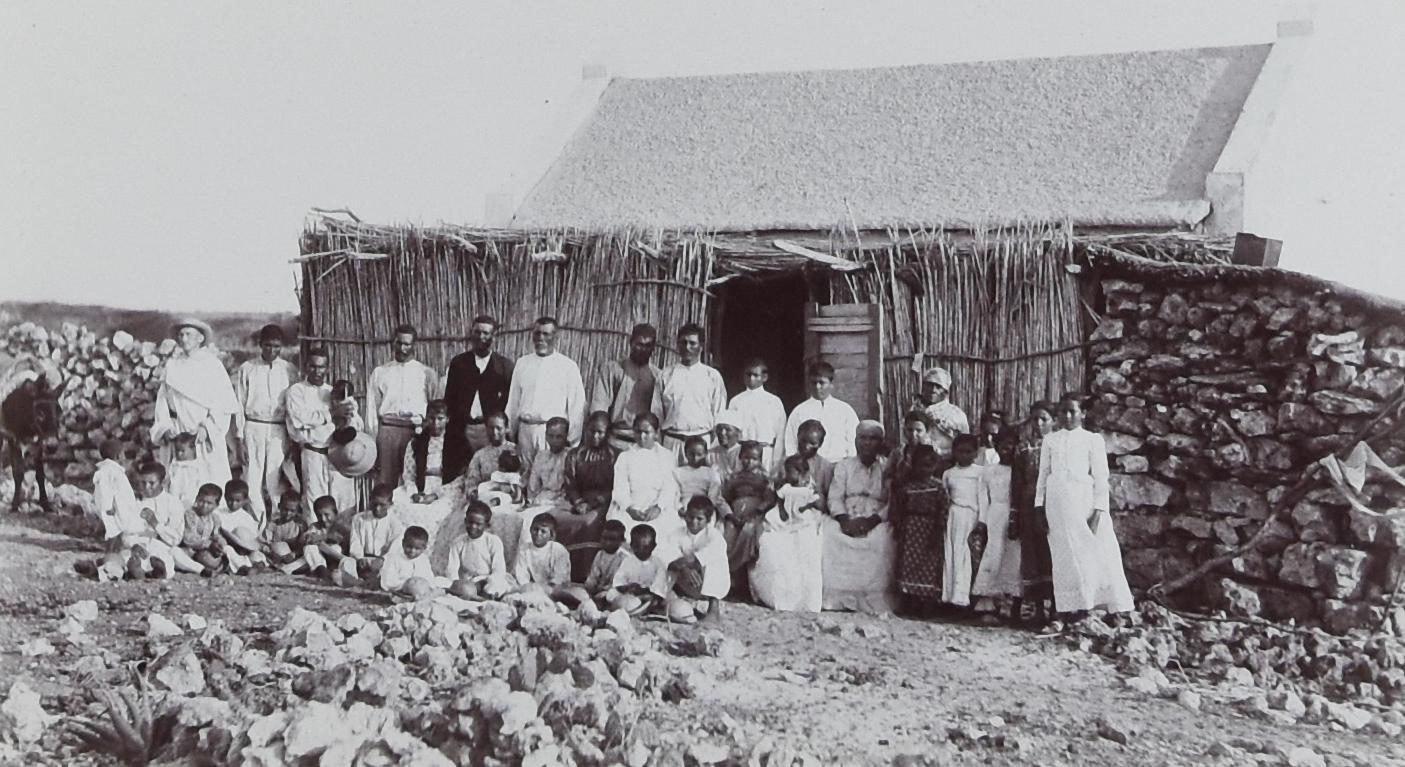 Missionaris met inwoners van Noord op Aruba